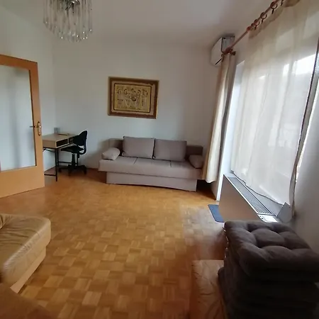 公寓 Apartmaji Karbic 波斯托伊纳