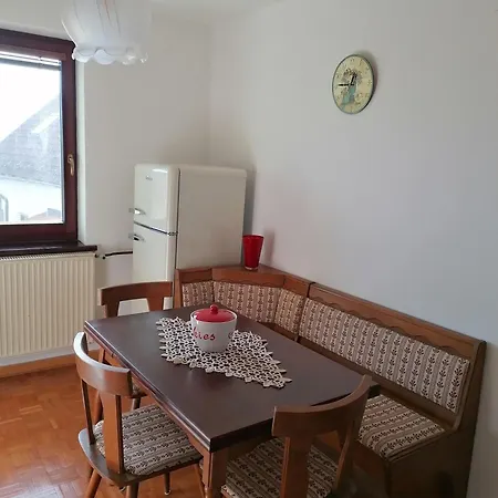 公寓 Apartmaji Karbic 波斯托伊纳